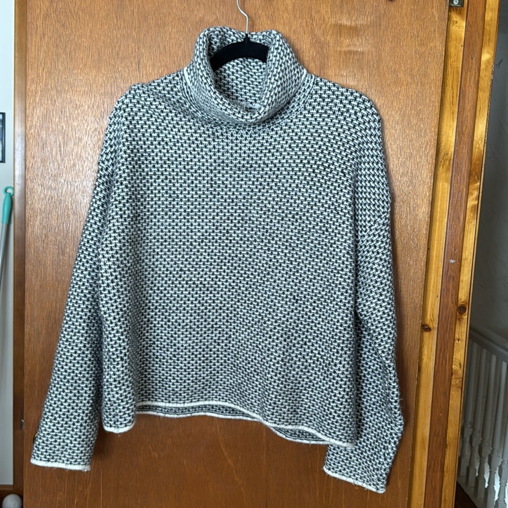 Christian Soriano turtle neck grey and white turtleneck sweater size Medium